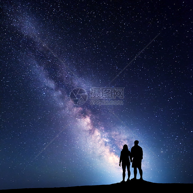 银河山上的人景观与夜空与星星轮廓站立的男人女人银河夫妇旅行者抗美丽的星系宇宙图片