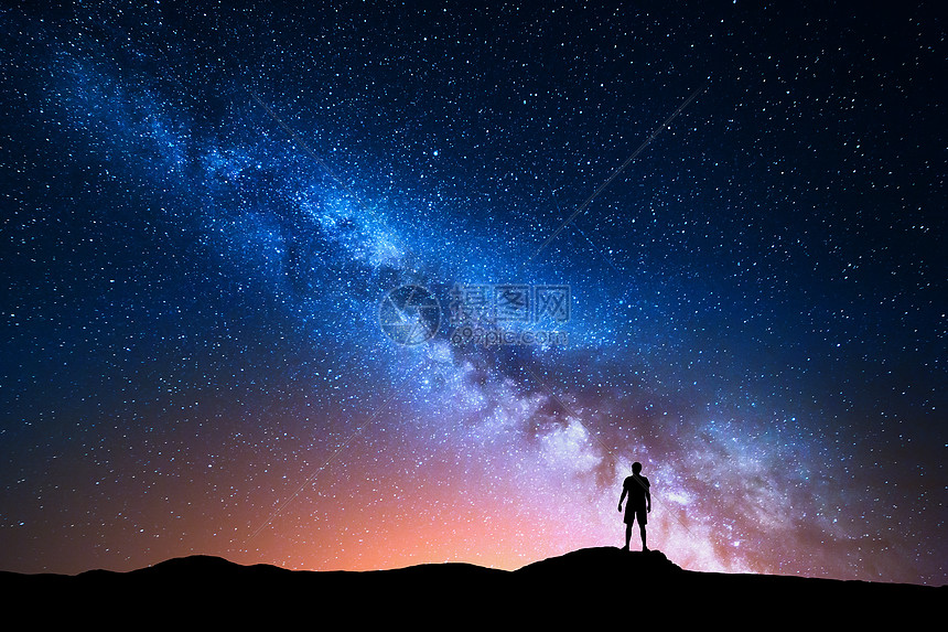 银河系美丽的夜空 星星个独自站山上的人的轮廓蓝色的银河 红光人山上背景与星系个人的轮廓宇宙高清图片下载 正版图片 摄图网 银河系美丽的夜空 星星个独自站山上的人的轮廓蓝色的银河 红光人山上背景与星系个人的轮廓宇宙高清图片下载 正版图片 摄图网