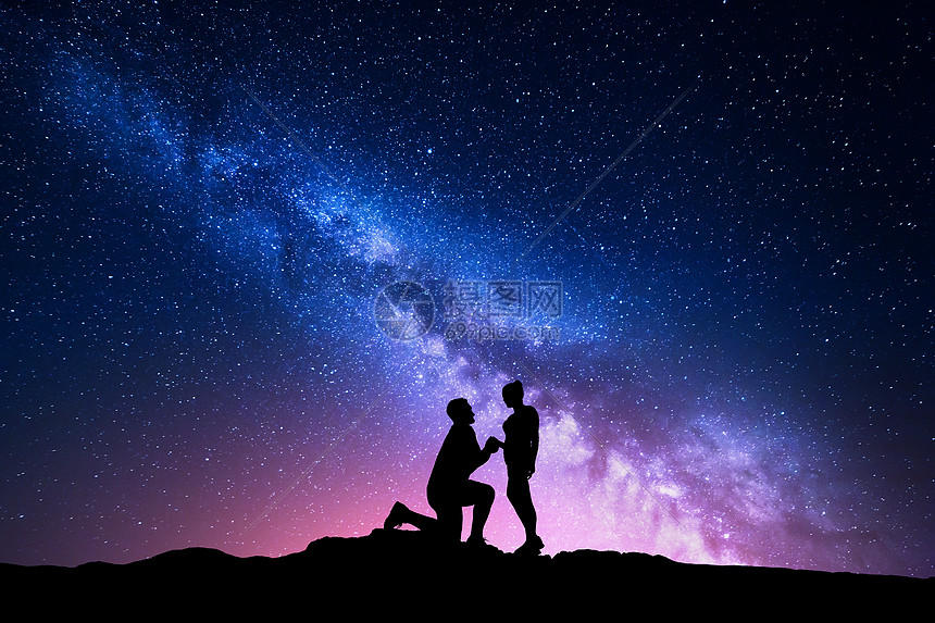 银河系夜风景与个男人的剪影向他的女朋友求婚星空情人的剪影夫妻关系