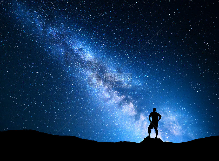 银河系五颜六色的夜空 星星石头上站着的人的轮廓蓝色银河 山上人高岩石背景与星系个人的轮廓宇宙高清图片下载 正版图片 摄图网