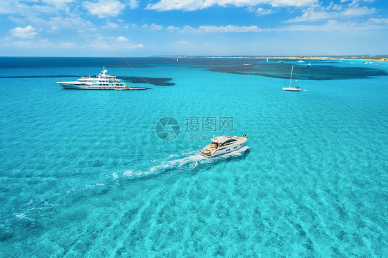 巴利阿里群岛蔚蓝海岸上的游艇夏天阳光明媚的日子里,人们透明的海洋中观看浮船的鸟瞰图无人机的顶部视图海景与豪华游艇图片