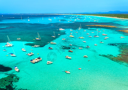 船豪华游艇透明的海洋日出马略卡,西牙空中视野五颜六色的景观与码头湾,蔚蓝的水,沙滩巴利阿里群岛的风景图片