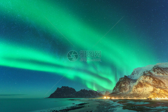 挪威洛福滕岛的北极光绿色北极光极地灯光的星空夜间冬季景观与极光,海洋与天空反射,岩石,海滩雪山旅行图片