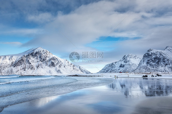 冬天,雪山蓝天,云映水中挪威洛福滕群岛北极沙滩景观与岩石,海洋,人们阴天自然背景北欧海岸图片