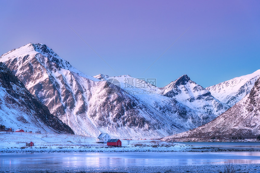 黄昏时,房子美丽的雪覆盖着冬天的群山美丽的峡湾小村庄晚上洛福滕岛,挪威北欧景观与水,岩石,建筑物,蓝天夜间图片