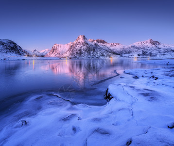 寒冷的海岸美丽的雪覆盖着冬天的群山美丽的峡湾挪威洛福滕岛的夜晚北欧景观水,冰,岩石,建筑,照明,蓝天图片