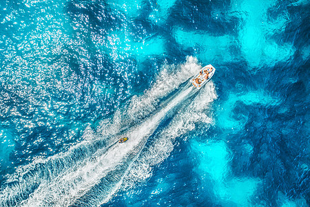 波罗的海岛屿海上摩托艇阳光明媚的日子里,人们透明的蓝色水中漂浮的船的鸟瞰夏天的风景无人机的顶部视图海景与游艇图片