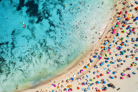 阳光明媚的早晨,用五颜六色的雨伞俯瞰沙滩,用透明的蓝色水海湾游泳西牙巴利阿里群岛马略卡岛旅行的风景景观图片