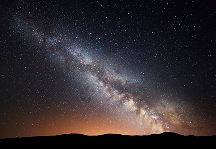 夜间景观与惊人的银河黄光山上夏天小山的星空美丽的星系的宇宙太空背景图片