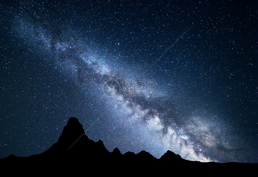 夜间景观与惊人的银河山峰夏天高高的岩石的星空美丽的星系宇宙太空背景旅行图片