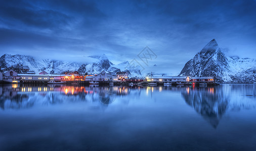 美丽的渔村,晚上船,洛芬岛,挪威冬天的风景房子,照明,雪山,大海,蓝色多云的天空黄昏时反射水中挪威罗布尔图片