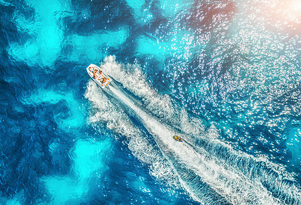 巴利阿里群岛的海上摩托艇夏天的日落空中观看漂浮的船,人们透明的蓝色水中景观无人机的顶部视图海景与游艇海湾图片