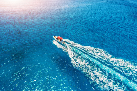蓝色水中漂浮快艇的鸟瞰图图片