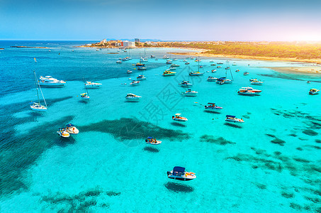 船只豪华游艇透明的海上日略卡,西牙夏季空中视野五颜六色的景观与海湾,蔚蓝的水,沙滩,蓝天巴利阿里群岛图片