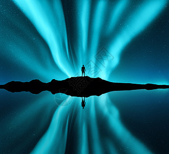 北极光站山上的人的轮廓极光快乐的人蓝天上星星北极光夜景与北极光,海洋,天空反射水中旅行图片