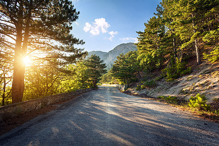 日落时夏林的沥青路克里米亚山脉图片