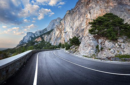 日落时夏林的沥青路克里米亚山脉背景图片