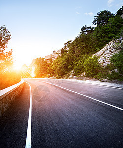 日落时夏林的沥青路克里米亚山脉图片