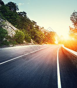 沥青道路与Instagram调色景观与山路与完美的沥青日落夏天复古复古风格旅行背景山上的高速公路图片