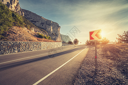 日出时山上的沥青路路标,带复古色调美丽的景观与山区公路,路标,蓝天太阳Instagram,复古风格速度旅行图片
