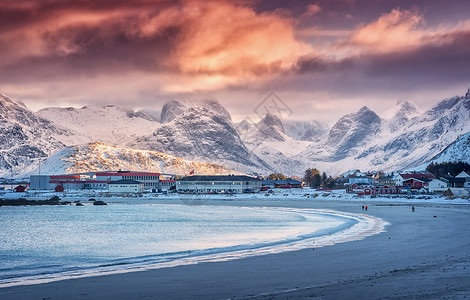 北欧沙滩,冬季挪威洛福腾群岛日落时蓝色的大海风景与雪山,戏剧的天空与橙色的云,水,村庄与建筑物,步行的人自然图片