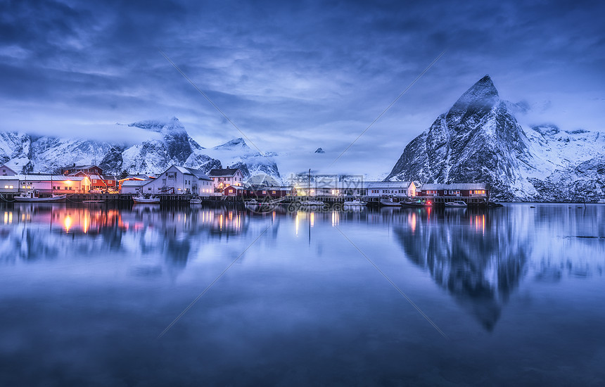 晚上船的渔村,洛芬岛,挪威冬季景观建筑照明雪山大海紫色多云的天空黄昏时反射水中挪威罗布尔图片