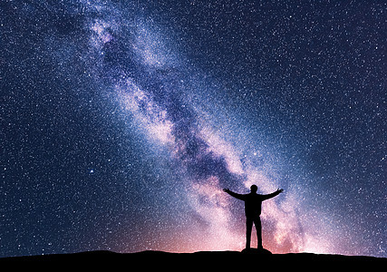 银河个站立的快乐的人的轮廓,举手臂尼泊尔旅行美丽的星系景观宇宙夜空中星星,五颜六色的银河星空人图片