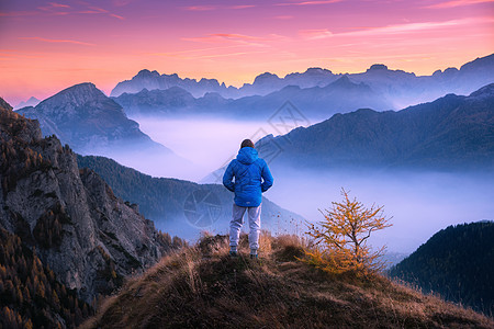 山顶上运动的人,白云岩秋天的彩色日落时,看着低云的山谷风景与旅行者,雾山,森林秋天,惊人的天空黄昏阿尔卑斯山图片