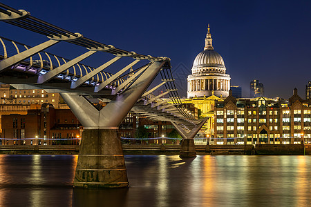 保罗大教堂与千禧桥日落黄昏英国伦敦图片