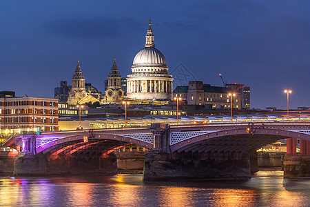 保罗大教堂与泰晤士河日落黄昏英国伦敦图片