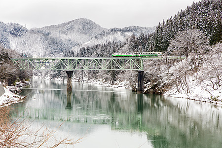 火车冬季景观雪桥上图片