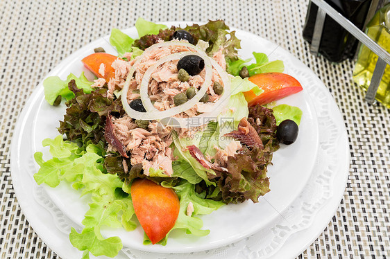 金鱼沙拉与新鲜蔬菜,地中海美食图片