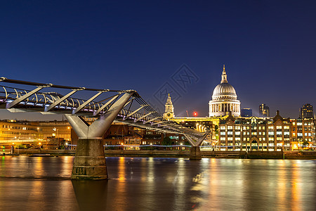保罗大教堂与千禧桥日落黄昏英国伦敦图片