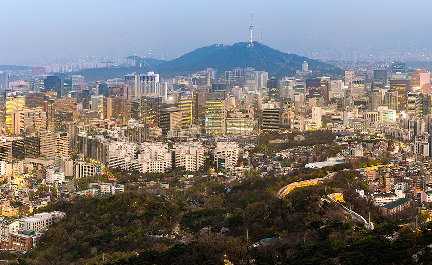 韩国全景首尔市中心城市景观的空中日落夜景与首尔塔图片