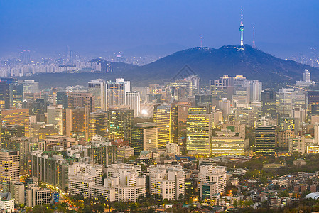 韩国首尔市中心城市景观的空中日落夜景与首尔塔图片