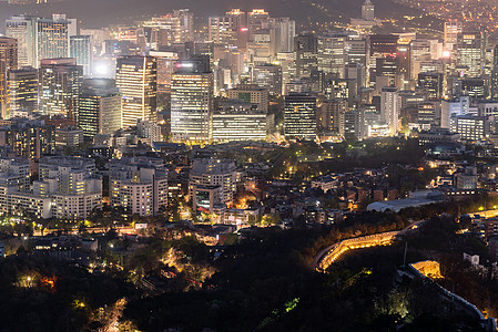 韩国首尔市中心城市景观的空中日落夜景与首尔塔图片