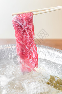 牛肉瓦格玉A5沙布沙布与蒸汽,石锅日本火锅美食图片
