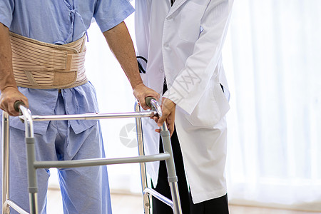 女医生帮助老人医院用成人步行器图片