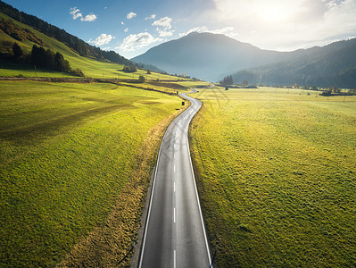 意大利白云石山谷道路的鸟瞰图完美的沥青道路的顶部景观,绿草如茵的草地,秋天的山丘公路穿过田野欧洲旅行旅行图片