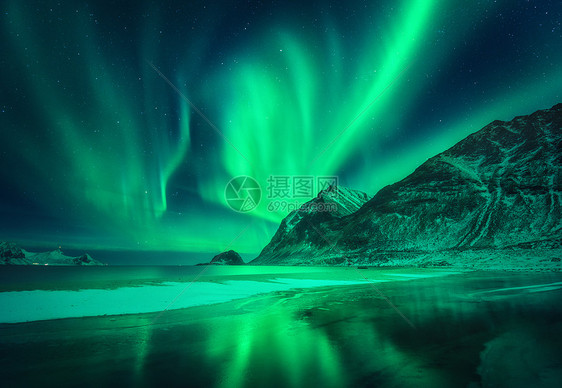 挪威洛福滕岛的北极光绿色北极光极地灯光的星空夜间冬季景观与极光,海洋与霜冻海岸天空反射,雪山旅行图片