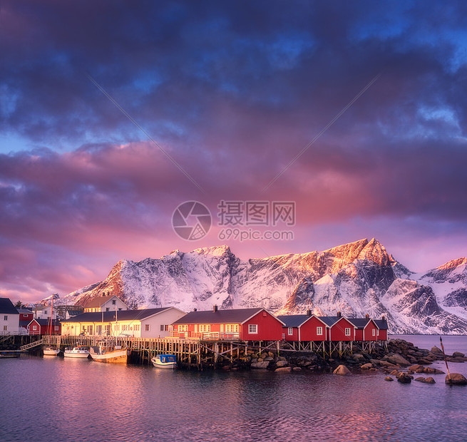 美丽的渔村,日出时船,洛芬岛,挪威冬天的风景房子,雪山,大海,船,五颜六色的天空云挪威传统的红色Rorbu岩石图片