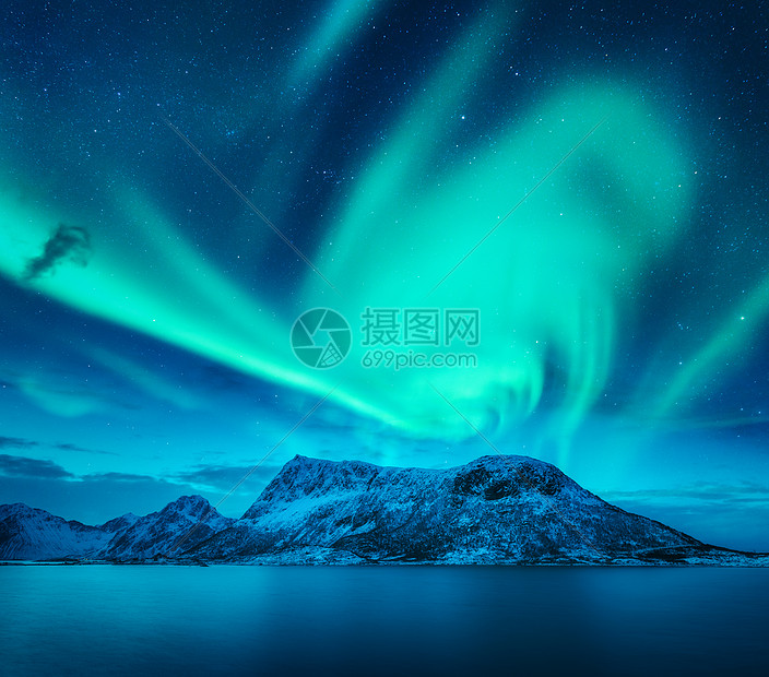 挪威洛福腾群岛雪山上方的北极光冬天的北极光夜间景观与绿色极地灯,雪岩,蓝色的海洋美丽的星空极光北极光白雪覆盖图片