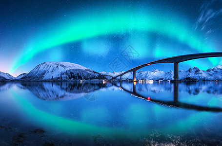 雪山上的桥北极光挪威洛福腾群岛惊人的北极光水中的反射冬季景观星空,极地灯光,道路,海洋,城市照明雪山上的桥图片