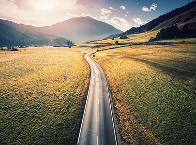 意大利白云石山谷道路的鸟瞰图完美的沥青道路的顶部景观,绿草如茵的草地,秋天的山丘公路穿过田野欧洲旅行旅行图片