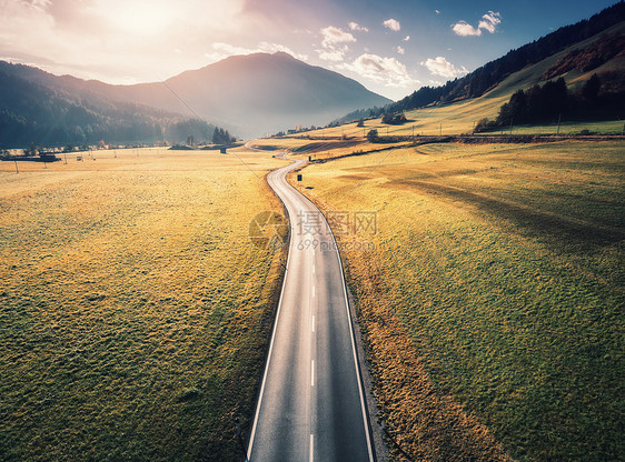 意大利白云石山谷道路的鸟瞰图完美的沥青道路的顶部景观,绿草如茵的草地,秋天的山丘公路穿过田野欧洲旅行旅行图片