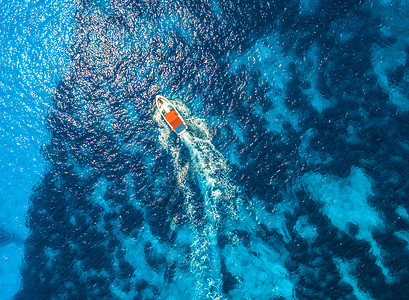 透明蓝色水中漂浮快艇的鸟瞰图摩托艇海上巴利阿里群岛日落夏天景观无人机的顶部视图海景与游艇海湾运动图片