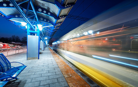 欧洲夜间火车站上模糊的高速列车城市景观与现代客运列车铁路站台上运动与照明城际车辆铁路旅行图片