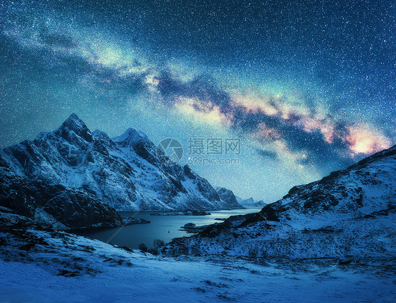 雪上的银河覆盖了挪威冬天的山脉海岸风景雪岩,蓝色的星空,五颜六色的星系,美丽的峡湾挪威洛福腾群岛图片