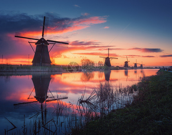风车美丽的日出金德尔迪克,荷兰乡村景观与传统的荷兰风车靠近运河五颜六色的云蓝天反射水中欧洲旅行图片
