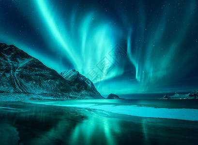 惊人的北极光挪威洛福滕岛的北极光极地灯光的星空夜间冬季景观与极光,海洋与霜冻海岸天空反射,雪山旅行背景图片